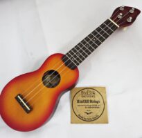 【 美品 】 iUke ミニサイズ ピッコロ ウクレレ 全長40cm ソフトケース付き