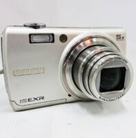 富士フイルム コンパクトデジタルカメラ FinePix F200EXR シルバー FUJIFILM コンデジ