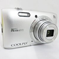 【 美品 】 ニコン COOLPIX S3600 コンパクト デジタルカメラ シルバー クールピクス【 付属品完備 】