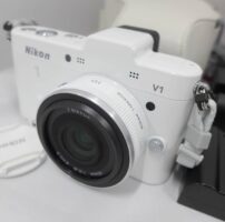 Nikon ミラーレス一眼カメラ Nikon 1 V1 薄型レンズキット ホワイト + NIKKOR VR 10-30mm F3.5-5.6 スピードライト付き