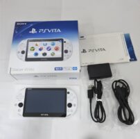 PlayStation Vita本体 Wi-Fiモデル グレイシャー・ホワイト PCH-2000 32GBメモリーカード付き